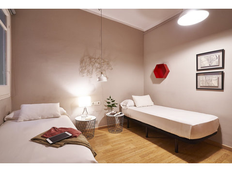 Lovey 4 bedroom apartment close to Francesc Macia, very… - Apartments