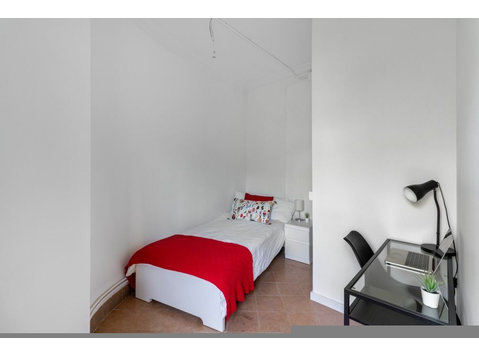Luminosa habitación individual en calle Valencia - Apartments