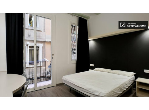 Minimalist studio apartment for rent in El Raval, Barcelona - Apartments