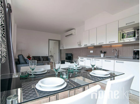 Modern and bright 1-bedroom apartment close to Paseo de… - Апартаменти