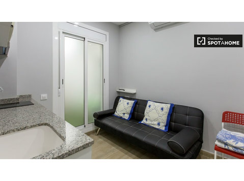 Studio rénové à louer à Poble-sec, Barcelone - Appartements