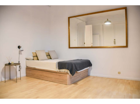 Roger de Llúria (RL119-12-H7) - Apartments