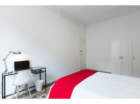 Se alquila habitación en calle Balmes, Barcelona - Apartments