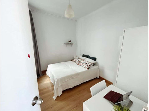 Se alquila moderna habitación en Ronda de Sant Pere - Apartments