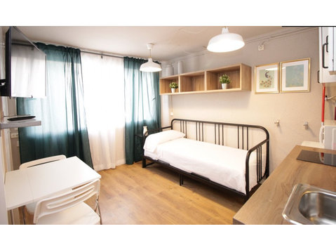Small studio with all the basics in Sant Andreu, easy to… - Asunnot