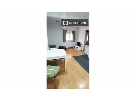 Estudio en alquiler en el Turó de la Peira, Barcelona. - Pisos