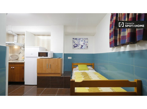 Studio room for rent in apartment in Hospitalet de Llobregat - Appartementen