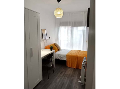 Bloc Sant Maties. Pis 1. Hab H - Apartments