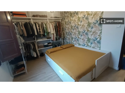 Vigo'da 2 yatak odalı dairede kiralık oda - Kiralık