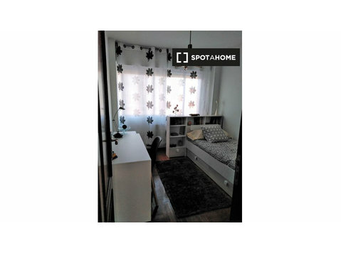 Room for rent in 3-bedroom apartment in Vigo - Annan üürile
