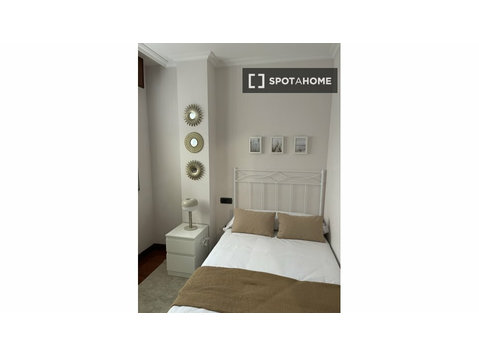 Room for rent in 4-bedroom apartment in O Castro, Vigo - Cho thuê