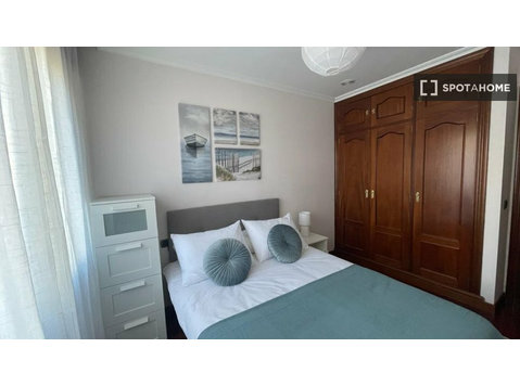 Room for rent in 4-bedroom apartment in O Castro, Vigo - Izīrē