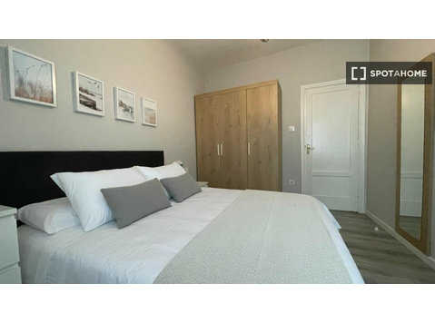 San Paulo, Vigo'da 4 yatak odalı dairede kiralık oda - Kiralık