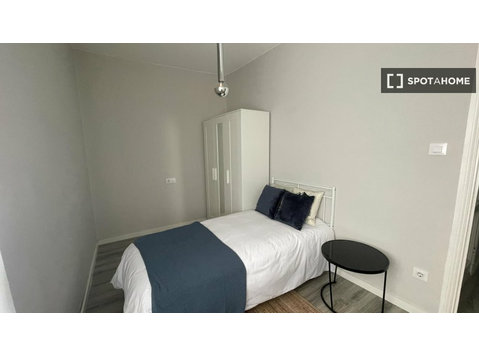 San Paulo, Vigo'da 4 yatak odalı dairede kiralık oda - Kiralık