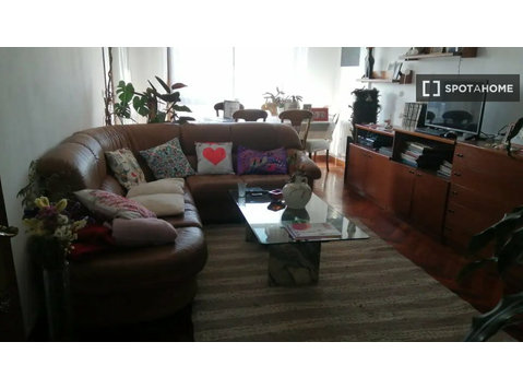 Room for rent in 3-bedroom apartment in Vigo - குடியிருப்புகள்  