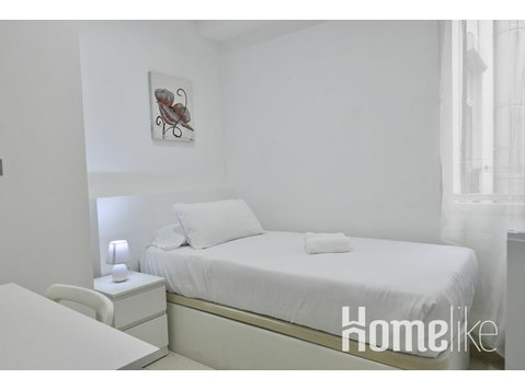 Dream private room steps from the Royal Palace of Madrid - Camere de inchiriat