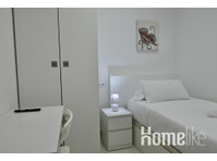 Dream private room steps from the Royal Palace of Madrid - Общо жилище