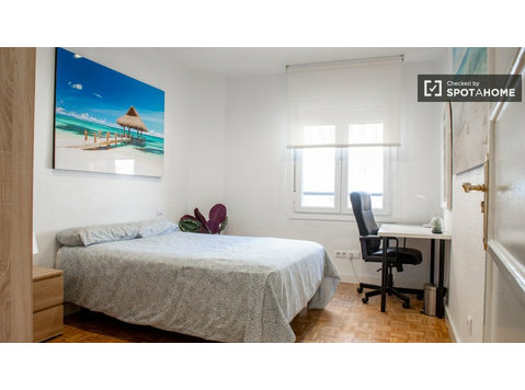 Moncloa'da 7 yatak odalı paylaşımlı daire - Kiralık