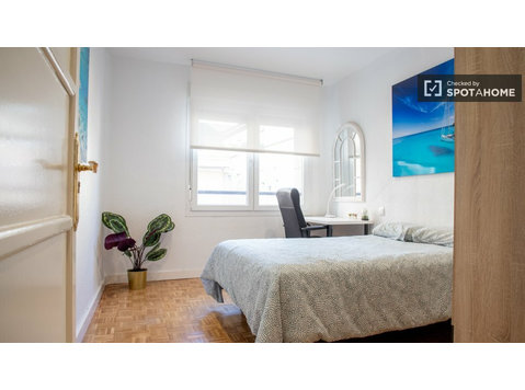 Moncloa'da 7 yatak odalı paylaşımlı daire - Kiralık