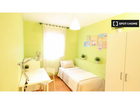 Accomodation in 4-bedroom apartment in Carabanchel, Madrid - 임대