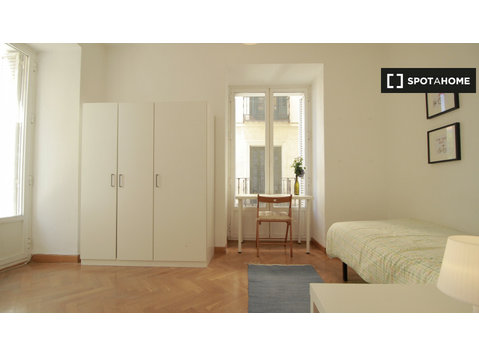 Accomodation in 7-bedroom apartment in Lavapiés, Madrid - For Rent