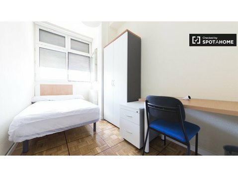 Logement dans un appartement de 7 chambres à Lavapiés,… - À louer