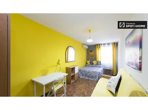 Luftiges Zimmer zu vermieten, 5-Zimmer-Wohnung, Alcalá de… - Zu Vermieten