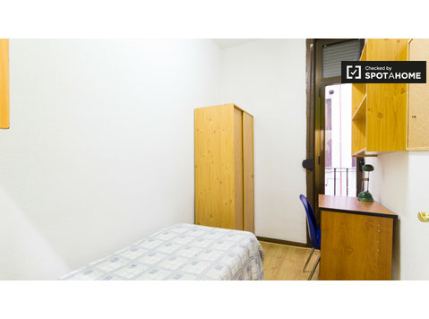 Ample room in 12-bedroom apartment in Puerta del Sol, Madrid - For Rent