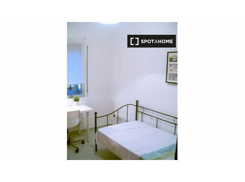 Ample room in 3-bedroom apartment in Carabanchel, Madrid - De inchiriat