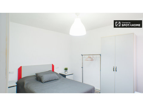Ample room in 4-bedroom apartment in Getafe, Madrid - For Rent