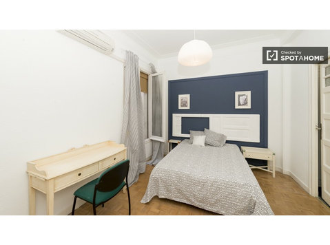 Salamanca, Madrid'de 5 yatak odalı dairede geniş oda - Kiralık