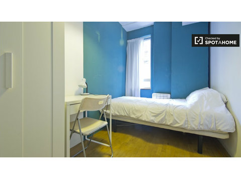 Großes Zimmer in einer 6-Zimmer-Wohnung in Chueca, Madrid - Zu Vermieten