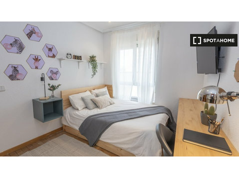 Großes Zimmer in einer 6-Zimmer-Wohnung in Moncloa, Madrid - Zu Vermieten