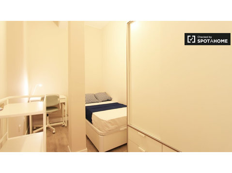 Duży pokój w 7-pokojowym apartamencie w Atocha w Madrycie - Do wynajęcia