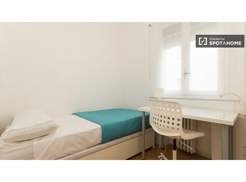 Duży pokój we wspólnym mieszkaniu w Nueva España w Madrycie - Do wynajęcia