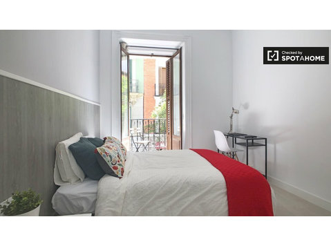 Balkonzimmer in 10-Zimmer-Wohnung in Malasanña, Madrid - Zu Vermieten