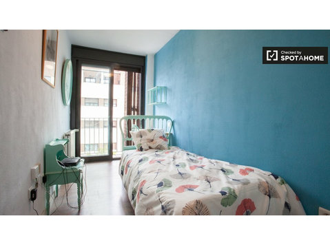 Balcony room in 4-bedroom apartment in Aluche, Madrid - Aluguel