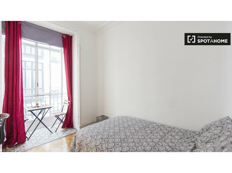 Camera con balcone in appartamento con 7 camere da letto a… - In Affitto