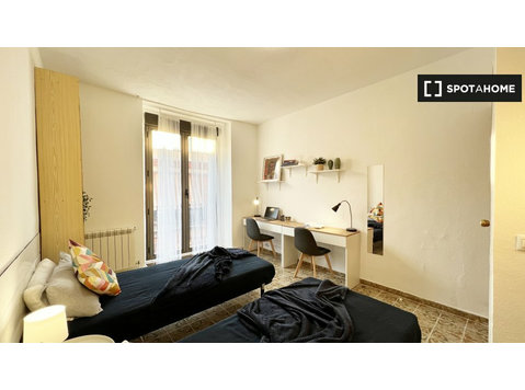 Sala com varanda em apartamento de 9 quartos em Malasaña,… - Aluguel