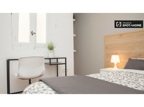 Beautiful room in 12-bedroom apartment in Malasaña, Madrid - Na prenájom