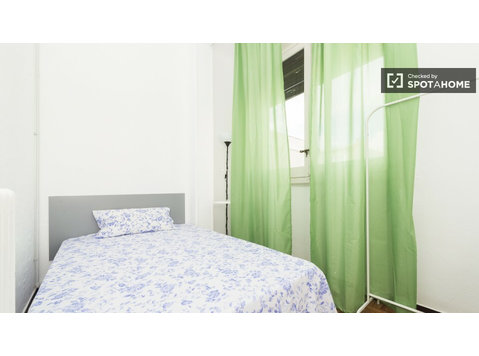 Sypialnia w 5-pokojowym mieszkaniu w Salamance w Madrycie - Do wynajęcia