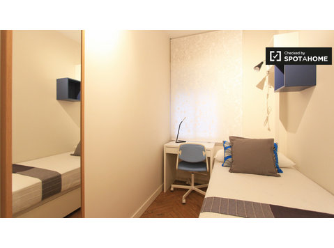 Camera da letto in appartamento con 9 camere da letto a… - In Affitto
