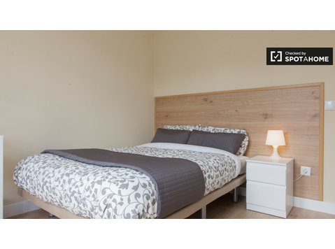 Großes Zimmer in einer 12-Zimmer-Wohnung in Malasaña, Madrid - Zu Vermieten