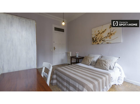 Big room in 4-bedroom apartment in Salamanca, Madrid - Под Кирија