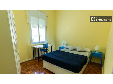 Grande quarto em apartamento de 5 quartos em Salamanca,… - Aluguel