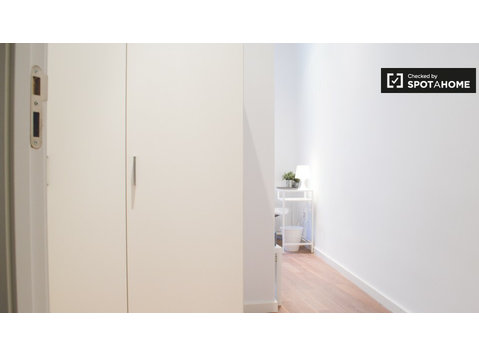 Duży pokój w 9-pokojowym apartamencie w Lavapiés w Madrycie - Do wynajęcia