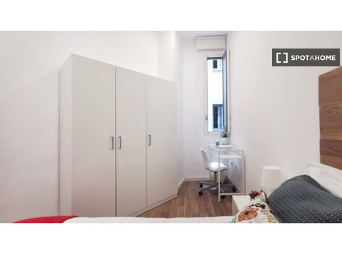 Big room in 9-bedroom apartment in Lavapiés, Madrid - For Rent