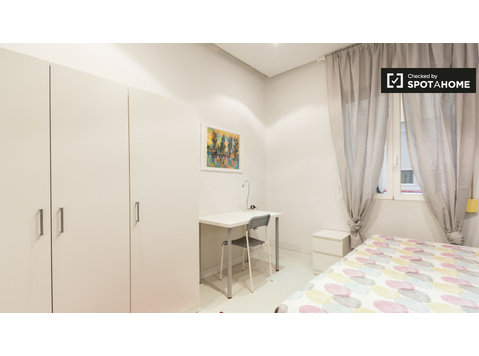 Duży pokój we wspólnym mieszkaniu w Malasaña w Madrycie - Do wynajęcia