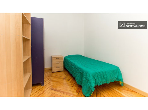 Big room in shared apartment in Puerta del Sol, Madrid - Ενοικίαση