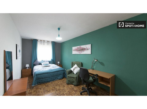 Helles Zimmer zu vermieten, 5-Zimmer-Wohnung, Alcalá de… - Zu Vermieten